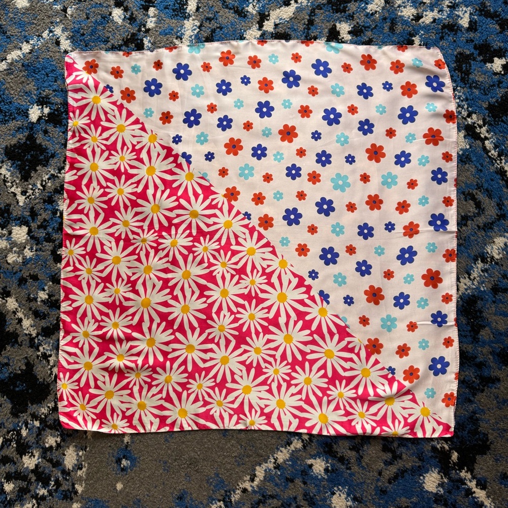 Retro daisy scarf